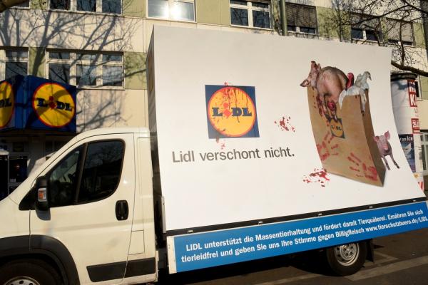 06.04. Demo vor der LIDL Filiale in Münster - Plakatwagen vom Dt. Tierschutzbüro kommt: "LIDL verschont nicht"