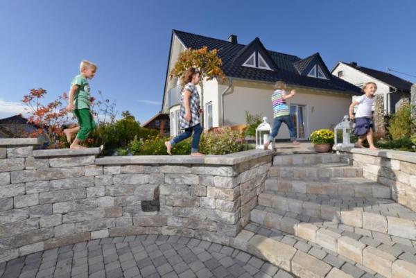 Fantasievolle Gestaltungsmöglichkeiten: Atmosphärischer Garten mit Mauern