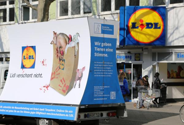 Plakatwagen kommt nach Rostock: "LIDL verschont nicht" - 19.04. Pressetermin vor der LIDL Filiale in Rostock