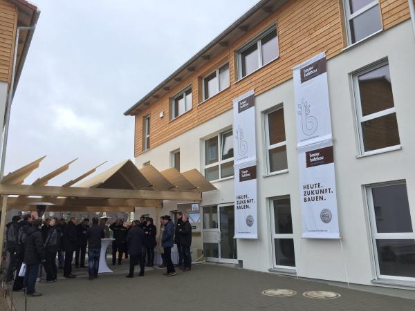 Flüchtlingsunterkünfte aus Holz errichten und Standorte integrationsförderlich wählen