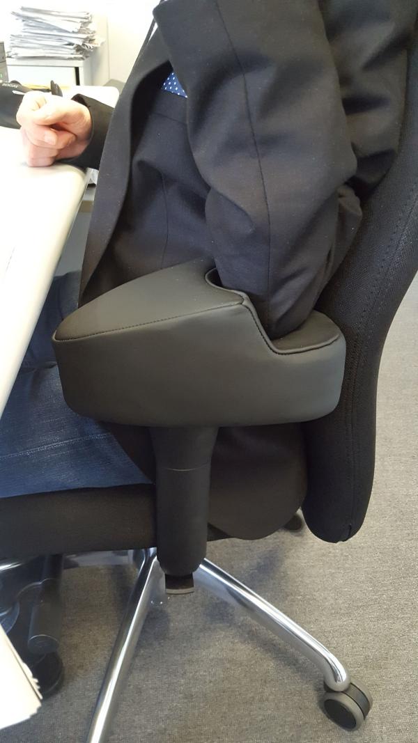 Ergonomischer Bürodrehstuhl bei Hemiparese und Spasmus des linken Arms 