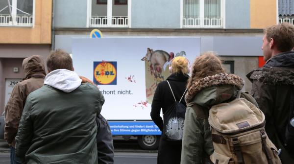 Plakatwagen zum Thema Massentierhaltung kommt am 04.05.2016 nach Lübeck: "LIDL verschont nicht" 