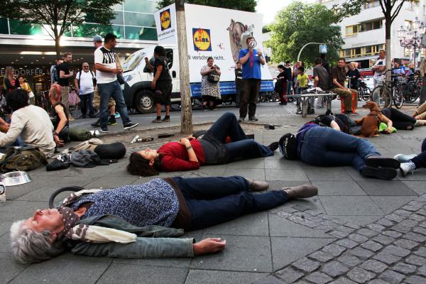 Flashmob vor LIDL-Filiale in Berlin-Wilmersdorf / "LIDL verschont nicht" - so die Botschaft der Tierschützer