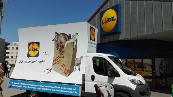 Plakatwagen zum Thema Massentierhaltung kommt nach Heilbronn: "LIDL verschont nicht" - 04.07. Aktion!