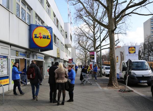 Plakatwagen zum Thema Massentierhaltung kommt nach Heidelberg: "LIDL verschont nicht" 