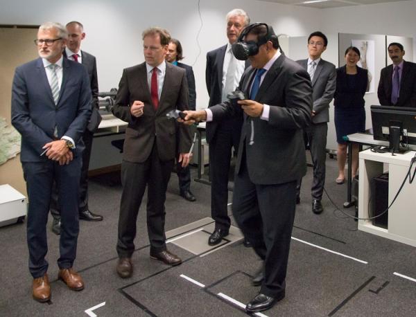 Industrie 4.0: Delegation aus Singapur informiert sich beim Fraunhofer IGD über Internet-Technologien