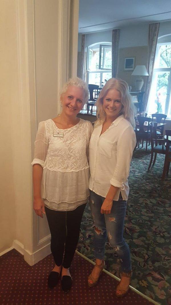 Schwedisches Schlagersternchen zu Besuch in Berlins Kult Hotel