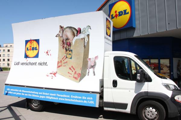 Plakatwagen gegen Massentierhaltung in Berlin-Kreuzberg "Lidl verschont nicht"