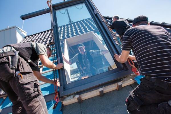Dachgeschoss mit Balkon-Anbindung: So heben Balkonausstiegsfenster den Wohnwert