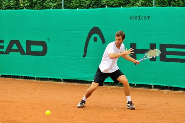 Im Urlaub spielend Tennis lernen mit urlaubsworld.de