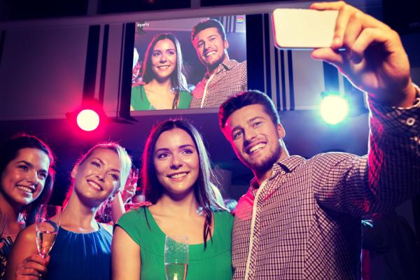 Schul-Erinnerungen auf der Beamer-Leinwand mit der Selfiewall-App