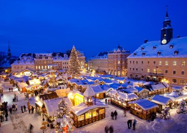 Glühweinbecher, Einweggeschirr und Imbissverpackungen für den Weihnachtsmarkt