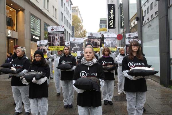 Anti-Pelz-Kampagne "Bogner tötet!" des Deutschen Tierschutzbüros startete vor Bogner in Stuttgart