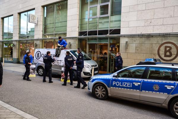 "Bogner tötet": Anti-Pelz-Aktion von Tierschützern löst Polizei-Einsatz in Dortmund aus