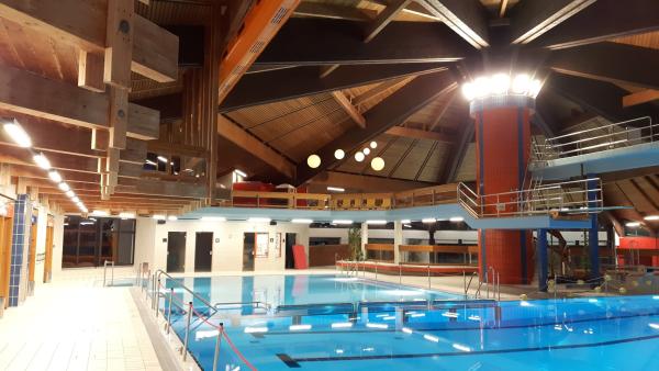 65 % Stromersparnis durch Einsatz von energieeffizienten LED Leuchten bei Umrüstung eines Hallenbades