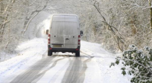 Glatte Straßen: Telematik-Einsatz im Winterdienst hilft, Chaos zu vermeiden