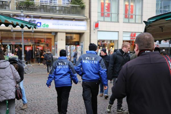 Ermittler der Pelz Polizei gehen in mehreren deutschen Städten auf Streife