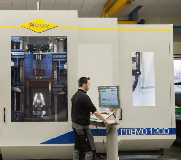 16 Achsen für höchste Präzision: Technologieführer Abacus perfektioniert das Drücken mit zwei Hauptrevolvern