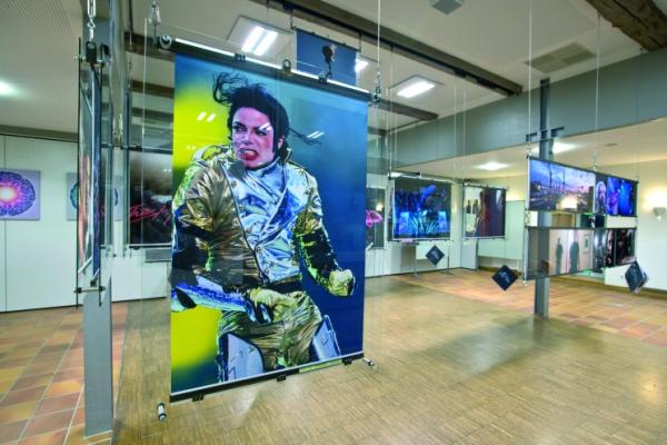 Hinrichs Licht+Druck rockt die EuroShop mit innovativen Displays: Heroen der Pop-Musik in 3D und XXL