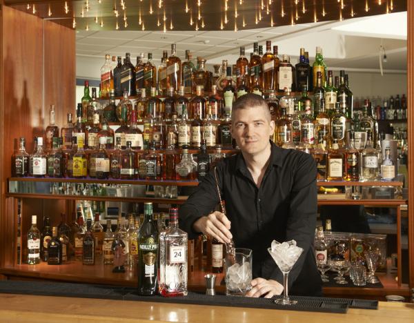German Bartender School: Hier lernen (angehende) Barkeeper von echten Profis