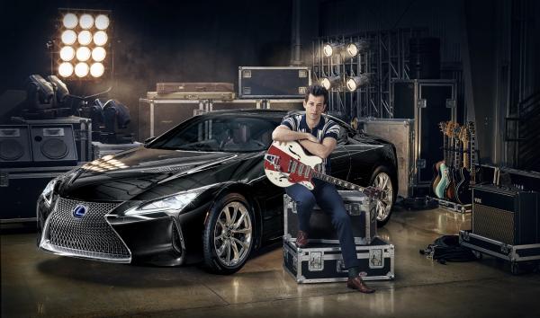 Mark Ronson präsentiert neuen Lexus LC