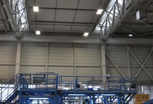 HPL Hallenstrahler von AS LED Lighting in Industriehallen und Hangars:Hohe Lichtleistung und Notbeleuchtung