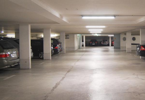Enorme Lichtverbesserung und Energieeinsparung in Tiefgarage durch Umrüstung von Leuchtstoffröhren auf LED
