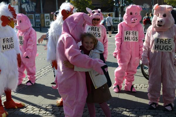 "Free Hugs": Aktivisten in Tierkostümen umarmen Menschen unter dem Motto "Meine Freunde esse ich nicht" 