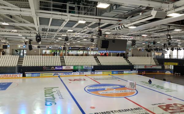 AS LED Licht an im neuen Eisstadion "erdgas-schwaben-arena" in Kaufbeuren, eines der größten in Deutschland