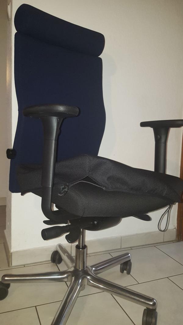 Ergonomischer Bürodrehstuhl mit Wechselbezug bei Inkontinenz 