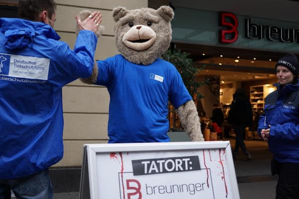 "Breuni- Bär", das Maskottchen des Warenhauses Breuninger kündigt seinen Job