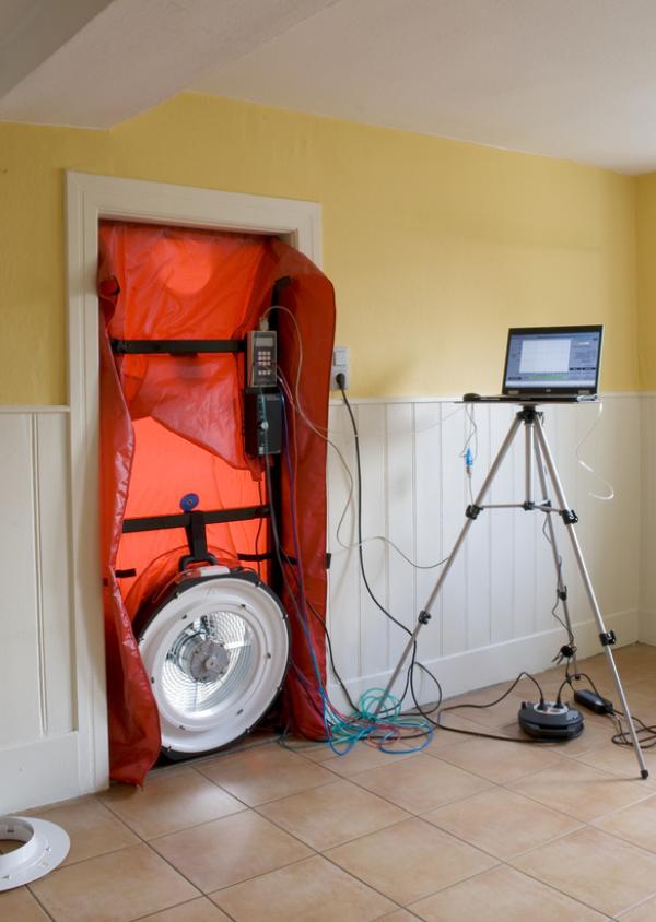 Energieeinsparung von Heizungskosten mit dem Blower Door Test