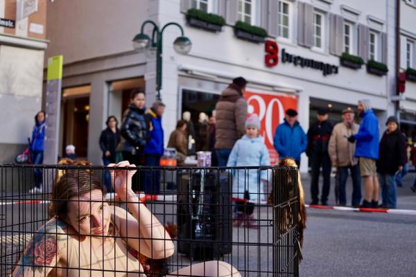 Anti-Pelz-Demo vor Breuninger in Leipzig: Aktivist demonstriert im Käfig vor Warenhaus sowie Tatort-Aktion