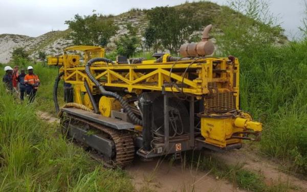 Jetzt kann es schnell gehen: AVZ Minerals stößt 20km an Bohrprogramm an