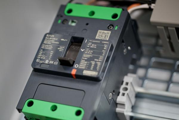 Leistungsschalter PowerPact B mit Multistandard UL 489 und IEC 947-2
