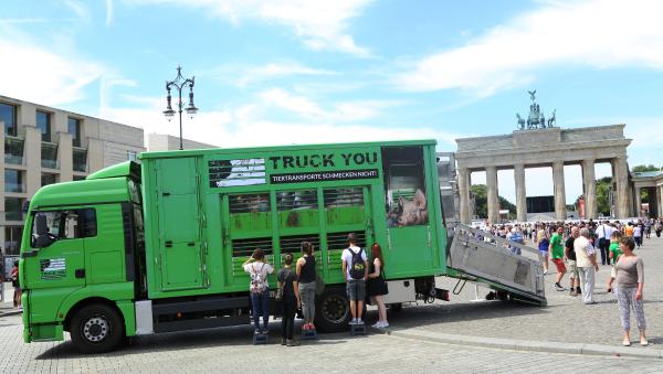 Kampagne gegen Tiertransporte "TRUCK YOU" vorm Brandenburger Tor gestartet