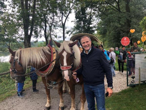 Familien stürmen das Familienfest mit Alexander Hold im Bachtelweiher Garten