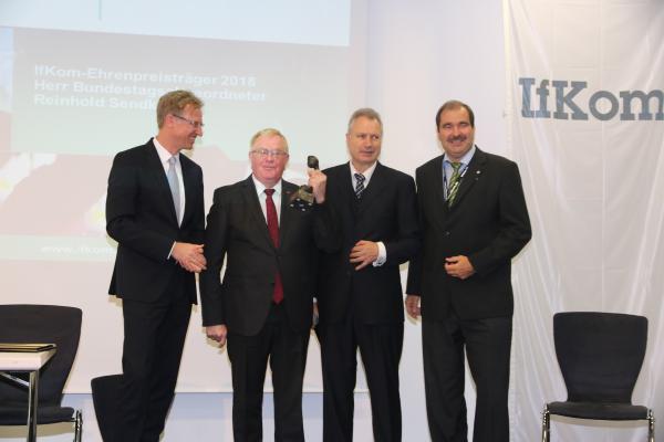 IfKom: Bundestagsabgeordneter Reinhold Sendker ist IfKom-Ehrenpreisträger 2018