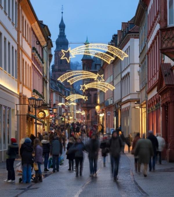 Glühweinbecher, Papiertragetaschen, Tischdekorationen und mehr für das Weihnachtsgeschäft