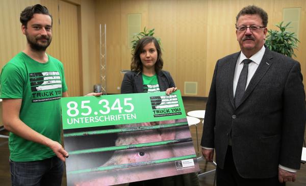 Deutsches Tierschutzbüro übergibt Petition mit über 85.000 Unterschriften gegen Tiertransporte