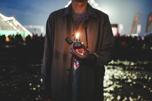  Feiere mit Zippo das 50-jährige Jubiläum des legendären "Feuerzeuge in die Luft" - Moments bei Rock am Ring  