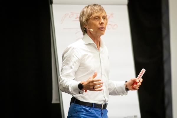 Kämpfer für Entspannung gewinnt bei Weltrekord-SpeakerSlam in Düsseldorf einen internationalen Speaker-Award