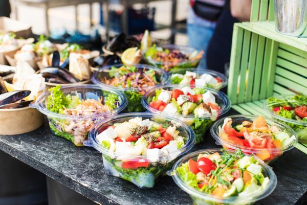 Moderne Salat to go Verpackungen für Gastronomie, Streetfood und Lieferservice