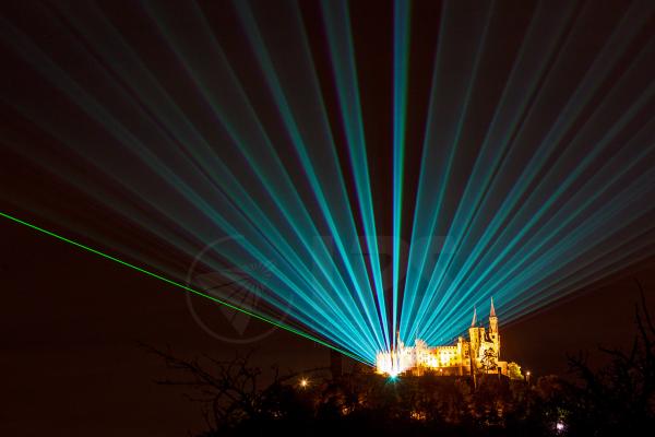 Laserstrahl zwischen Burg Hohenzollern und Ofterdingen