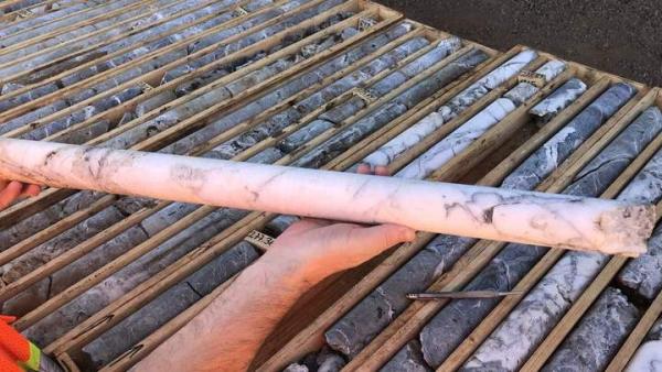 Gold und Kupfer - glänzende Metalle im Novembergrau