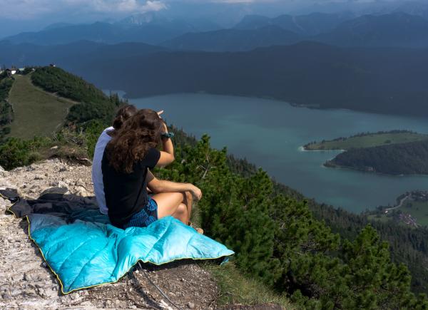 HÄNG präsentiert die innovative Outdoordecke DÄCKE