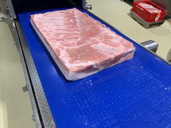 Klare Frostkante für perfekte Schweinebauch-Produkte