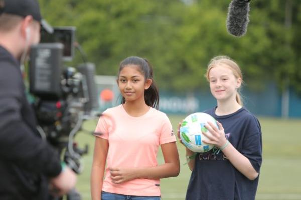 "Fußball für Freundschaft" startet Sportkommentator-Wettbewerb / Kinder aus aller Welt sind eingeladen