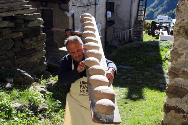 Kulinarisches Kulturgut: 59 heiße Brot-Öfen und Markt der Herbstschätze