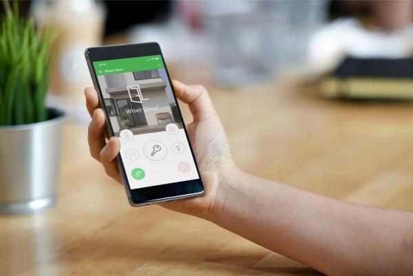 Wiser Door von Ritto by Schneider Electric bringt Türkommunikation 4.0